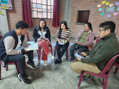 Participantes de Catecumenado de Adultos prestando atención en charla - Parroquia Nuestra Señora de la Paz