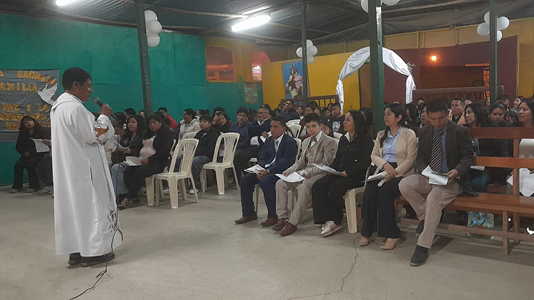 Padre Rufino Valeriano ss.cc celebrando misa en Capilla Sagrada Familia - Parroquia Nuestra Señora de la Paz SJL Lima
