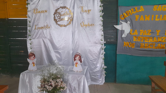 Ceremonia religiosa en el altar de Capilla Sagrada Familia - Parroquia Nuestra Señora de la Paz