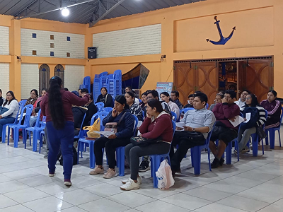 Catequista dando charla de Catequesis Familiar en Capilla San José Obrero - Parroquia Nuestra Señora de la Paz SJL Lima