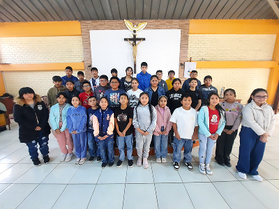 Niños participando en Catequesis Familiar en Capilla San José Obrero - Parroquia Nuestra Señora de la Paz