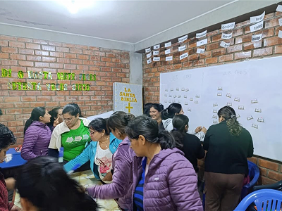 Padres realizando actividades grupales en Catequesis Familiar - Capilla San José Obrero - Parroquia Nuestra Señora de la Paz