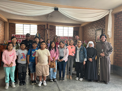Equipo de niños recibiendo charla de Catequesis Familiar en Capilla Santa Rosa de Jicamarca - Parroquia Nuestra Señora de la Paz
