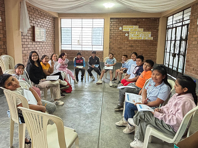 Niños recibiendo charlas de Catequesis Familiar en Capilla Santa Rosa de Jicamarca - Parroquia Nuestra Señora de la Paz