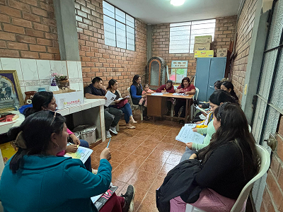 Padre organizando reunión de Catequesis Familiar en Capilla Santa Rosa de Jicamarca - Parroquia Nuestra Señora de la Paz SJL Lima