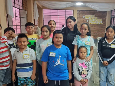 Catequista compartiendo con niños en programa de Catequesis Familiar - Capilla Santa Rosa de Jicamarca - Parroquia Nuestra Señora de la Paz