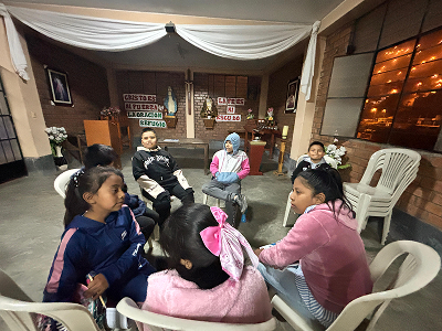 Niños conversando y participando en programa de Catequesis Familiar - Capilla Santa Rosa de Jicamarca - Parroquia Nuestra Señora de la Paz