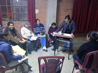 Padres Guías trabajando en equipo para actividades de catequesis en Capilla Cruz de Motupe - Parroquia Nuestra Señora de la Paz