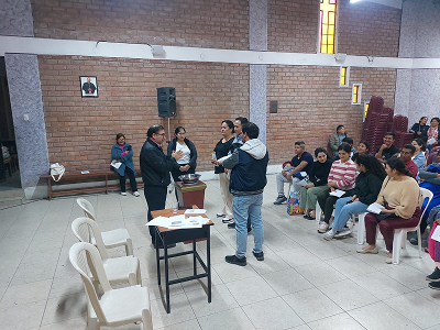 Participantes de charla prebautismal realizando actividad práctica - Parroquia Nuestra Señora de la Paz