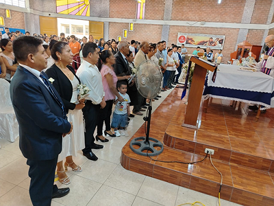 Pareja de casados con Padre Herman Wendling ss.cc - Parroquia Nuestra Señora de la Paz San Juan de Lurigancho