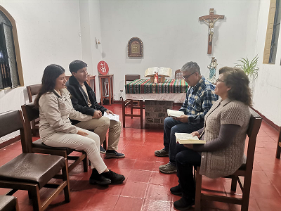 Pareja de jóvenes recibiendo charlas de catequesis prematrimonial - Parroquia Nuestra Señora de la Paz SJL Lima