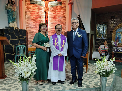 Pareja de esposos con Padre Pedro Vidarte ss.cc en matrimonio - Parroquia Nuestra Señora de la Paz SJL Lima