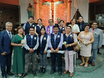 Equipo completo de catequesis prematrimonial con pareja recién casada y Padre Pedro Vidarte ss.cc - Parroquia Nuestra Señora de la Paz