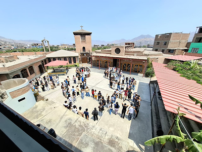 Jóvenes en dinámica de Confirmación en el patio de la Parroquia Nuestra Señora de la Paz, San Juan de Lurigancho