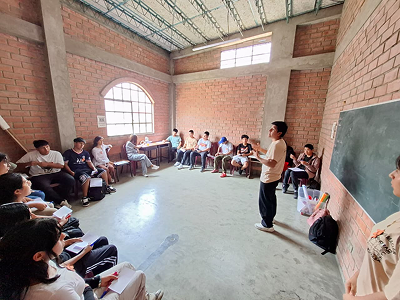 Catequista dando charla de Confirmación a los jóvenes en la Parroquia Nuestra Señora de la Paz, Lima