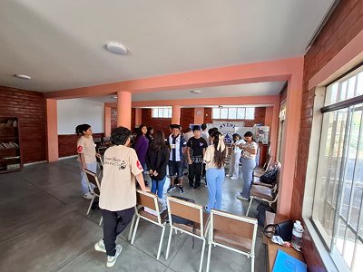 Catequista guiando círculo de diálogo con confirmantes en la Parroquia Nuestra Señora de la Paz, SJL