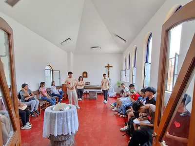 Tres catequistas impartiendo catequesis de Confirmación en capilla de la Parroquia Nuestra Señora de la Paz