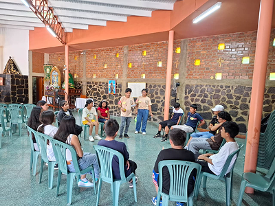 Dos catequistas conversando con jóvenes confirmantes en la Parroquia Nuestra Señora de la Paz, San Juan de Lurigancho