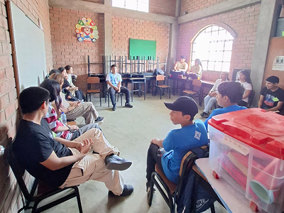 Catequistas impartiendo charla de Confirmación a jóvenes en ambiente parroquial de Nuestra Señora de la Paz