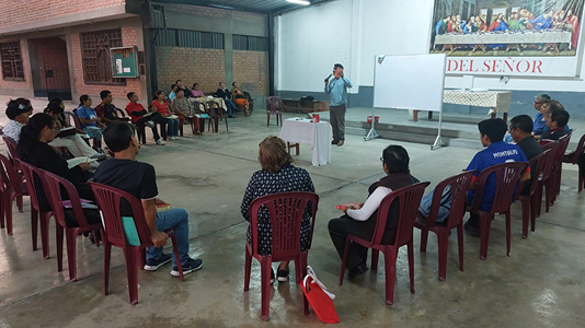 Padre Rufino Valeriano ss.cc dando charla formativa al Equipo de Formación Parroquia Nuestra Señora de la Paz