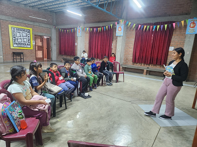Equipo de Infancia Misionera dando charlas formativas a niños