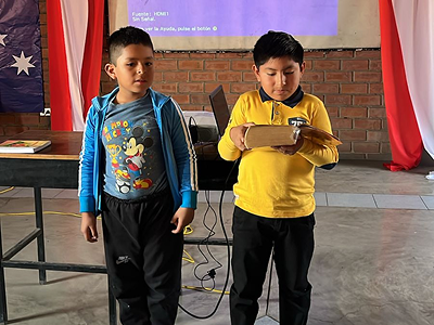 Niño leyendo la Biblia en actividad de Infancia Misionera