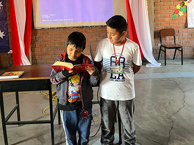 Dos niños leyendo la Biblia juntos en Infancia Misionera