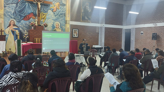 Padre Raul Pariamachi ss.cc Asesor y Parroco dando charla al equipo de liturgia de la Parroquia Nuestra Señora de la Paz