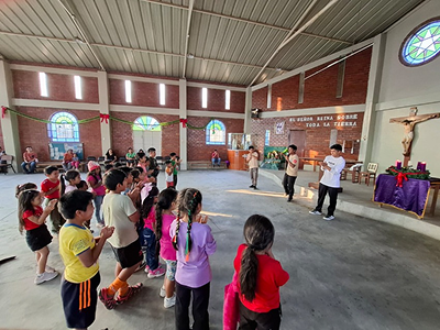 Miembros de PJ dando charlas y animando a niños de la parroquia