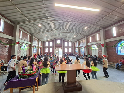 Pastoral Juvenil PJ bailando y hablando frente a público infantil