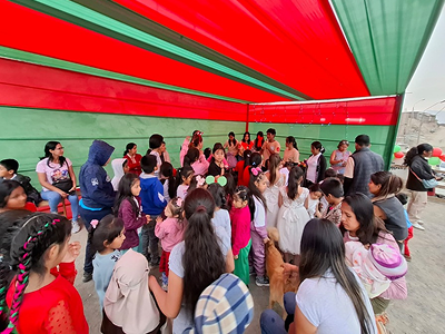 Repartiendo chocolate navideño a niños con la Pastoral Juvenil PJ