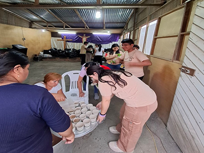 Actividad de servicio de la Pastoral Juvenil PJ en comunidad