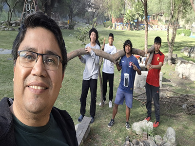 Selfi del asesor Padre Luis Angel con miembros de la Pastoral Juvenil PJ