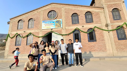 Actividad de servicio de la Pastoral Juvenil PJ en comunidad