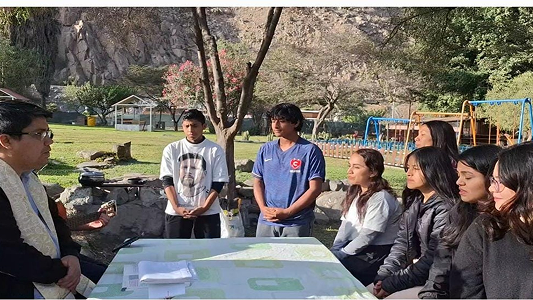 Pastoral Juvenil PJ en campo abierto con el asesor Padre Luis Angel