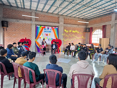 Actividad formativa de Pastoral Vocacional con jóvenes participando junto al Padre Luis Angel