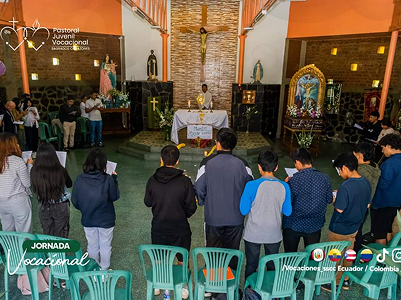 Padre Luis Angel Nole Curay dando charla a jóvenes en la Pastoral Vocacional Parroquia Nuestra Señora de la Paz