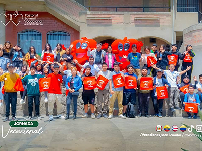 Jóvenes participando activamente en charla de Pastoral Vocacional con Padre Luis Angel